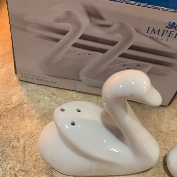 IMPERIAL COLLECTION FINE PORCELAIN SALT & PEPPER SET NIB - Picture 2 of 8